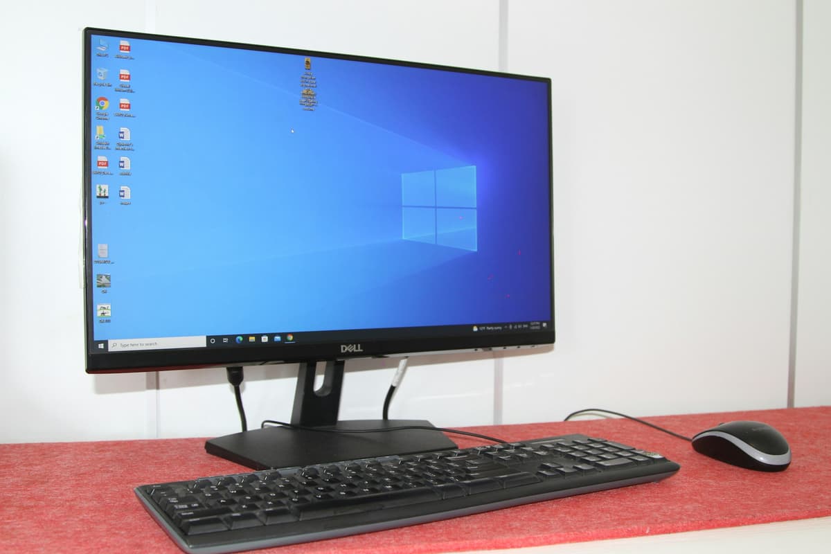 Komputer biurowy z systemem Windows 10 — przestarzały system bez wsparcia bezpieczeństwa narażający firmę na cyberatak 
