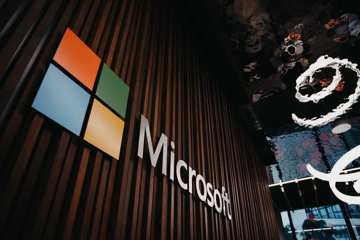 Microsoft logo na ścianie