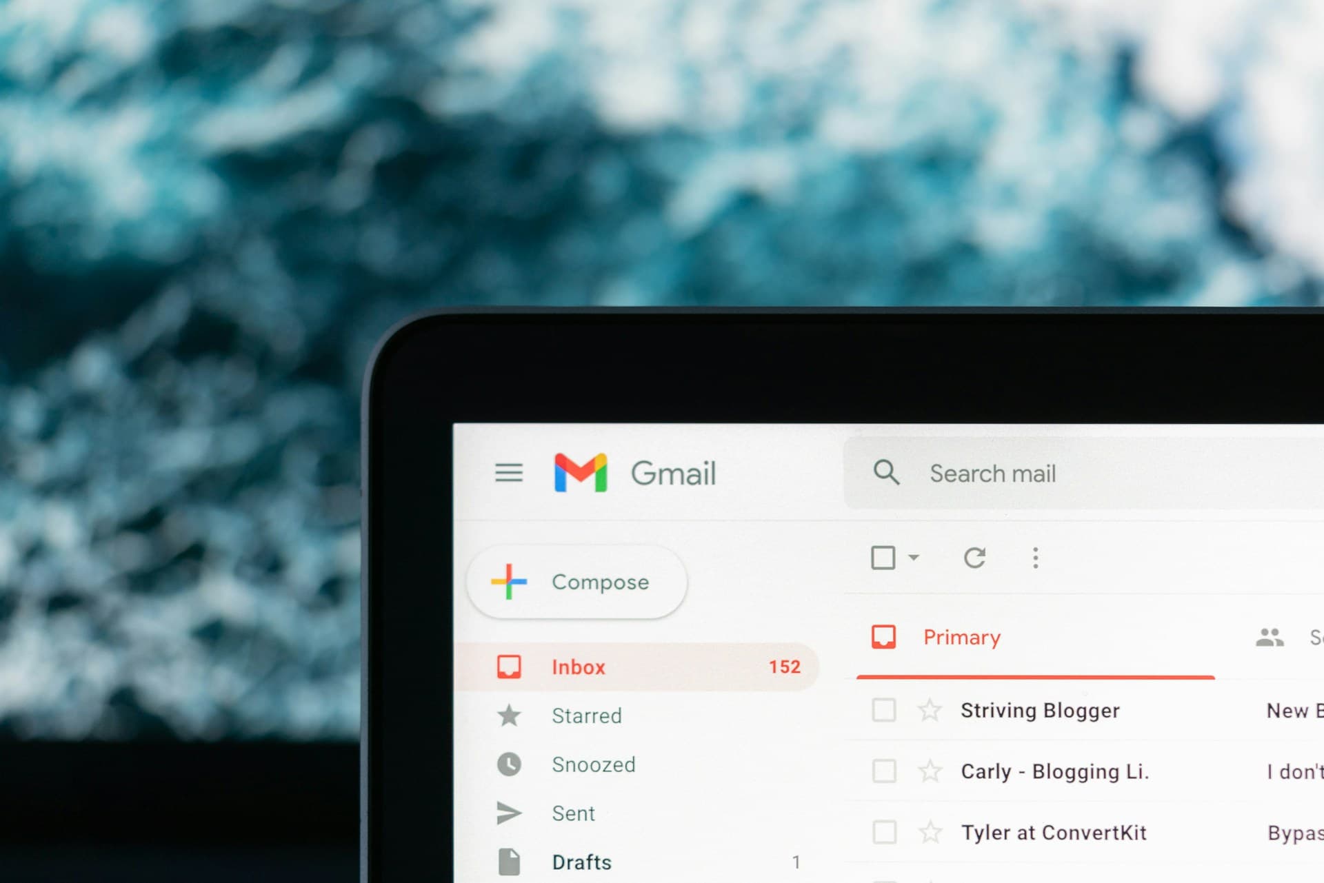 Skrzynka odbiorcza Gmail na ekranie laptopa — phishing KSeF dociera do firmowej poczty e-mail