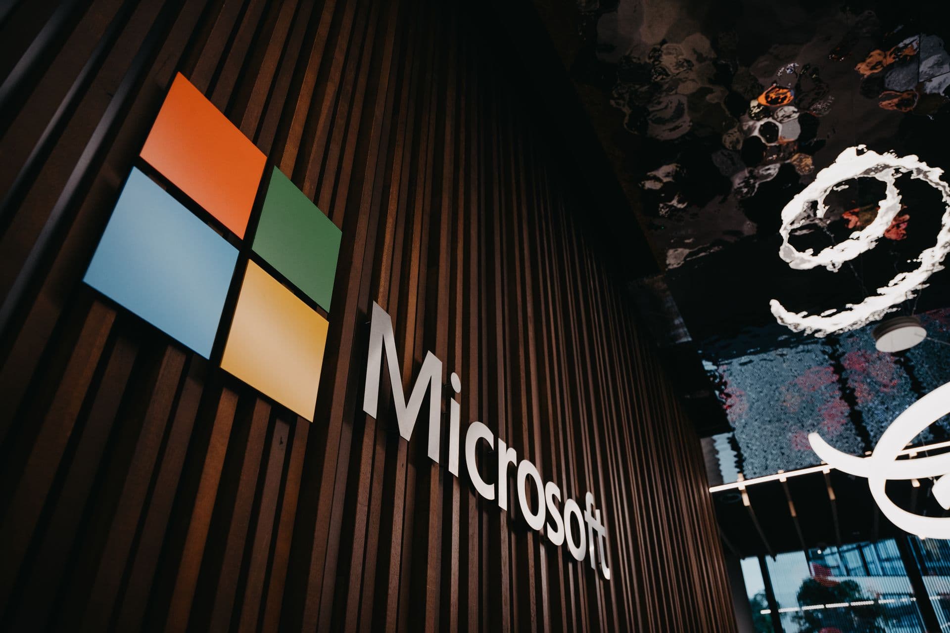 Microsoft logo na ścianie